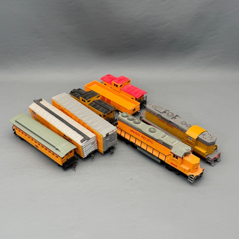 Bachmann HO Scale Union Pacific Train‎ Lot - Locomotive, Freight & Cars
